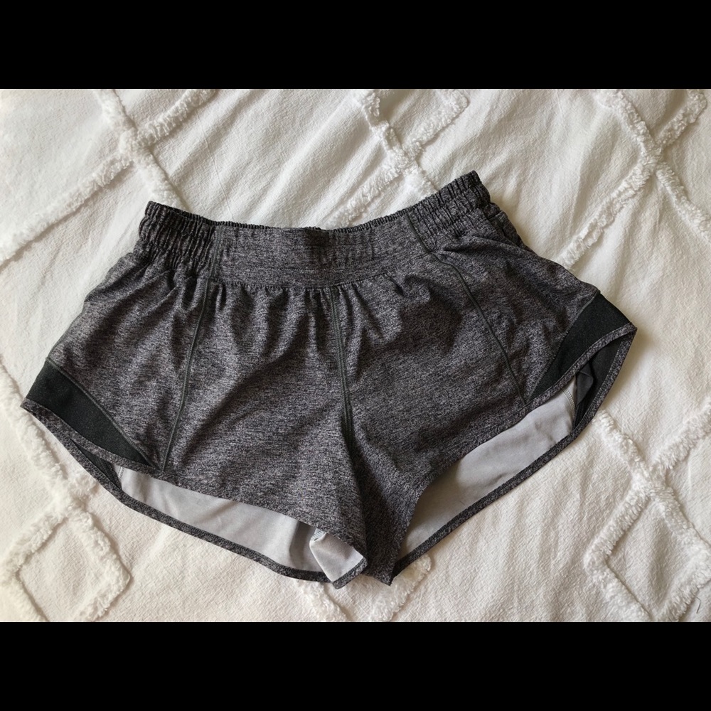 Lululemon size 4 Hotty hot 2.5 in short